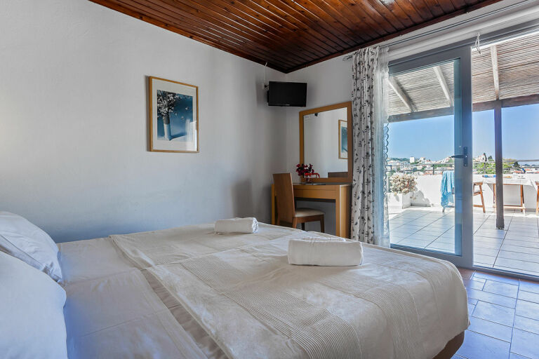 Argo Pension | Top floor studio with terrace